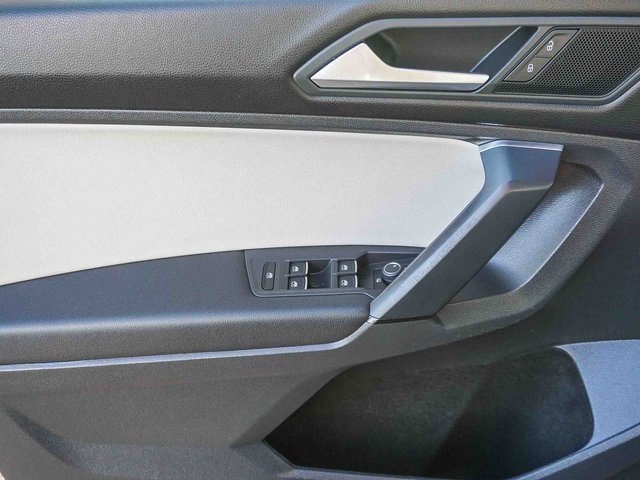 Used 2019 Volkswagen Tiguan SE w/ Panoramic Sunroof Package image 19