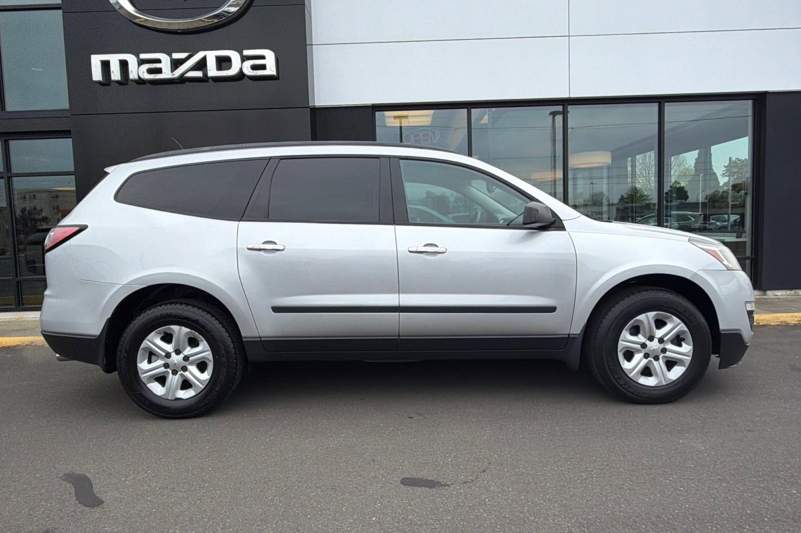 Used 2015 Chevrolet Traverse LS FWD image 3
