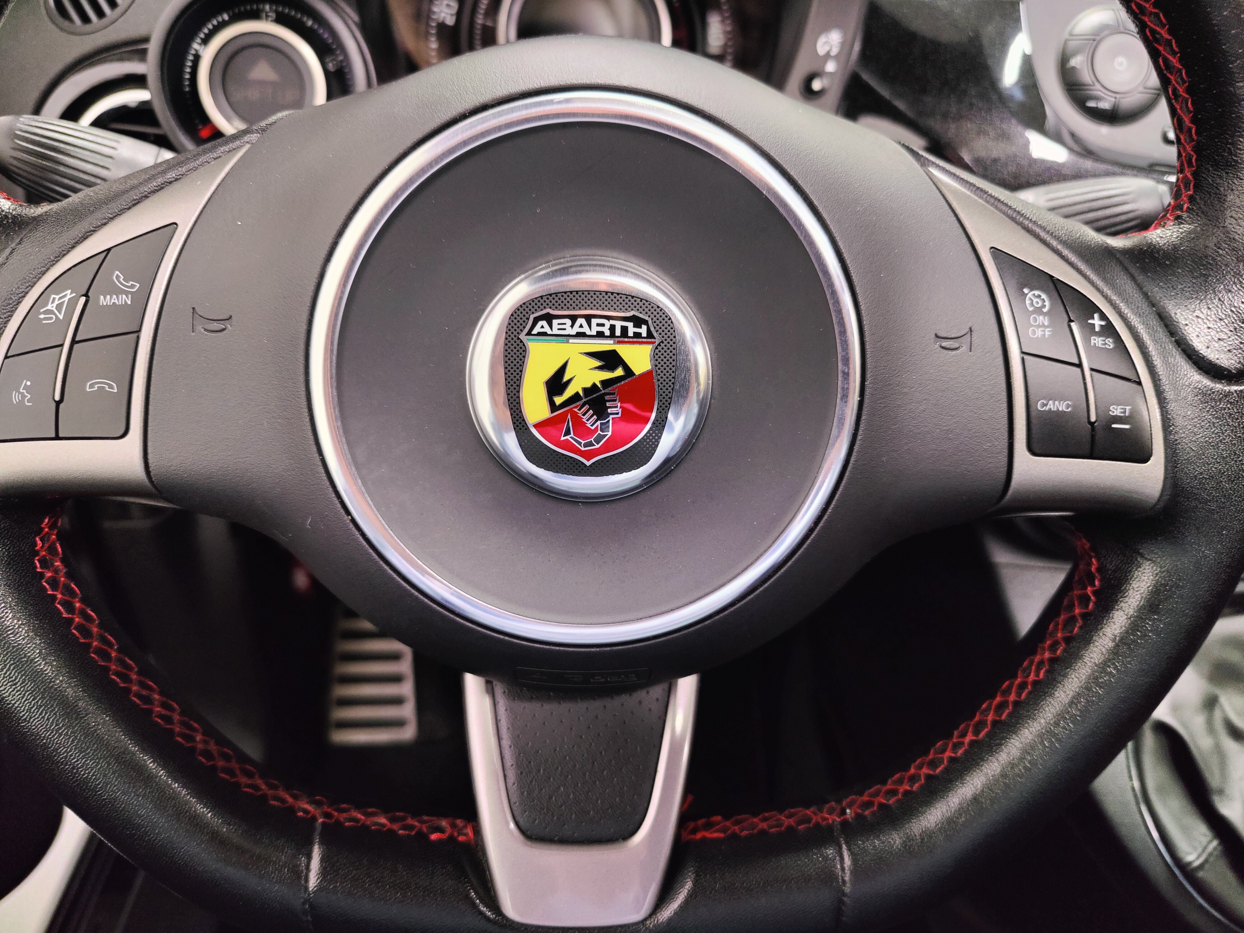 Used 2013 FIAT 500 Abarth w/ Comfort/Convenience Group FWD image 18