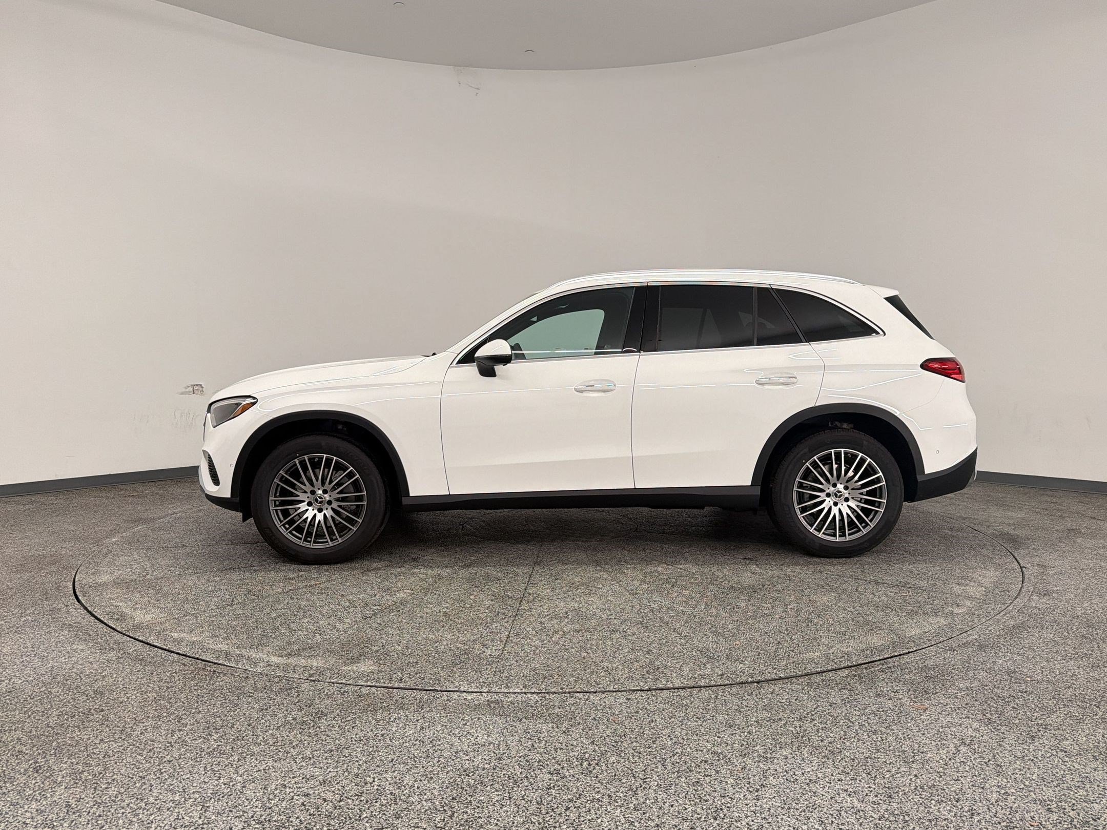 Used 2026 Mercedes-Benz GLC 300 image 2