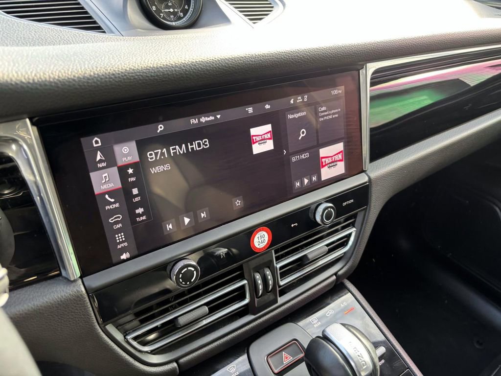 Certified 2024 Porsche Macan image 31