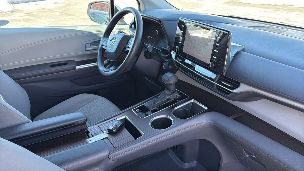 Used 2024 Toyota Sienna LE image 8