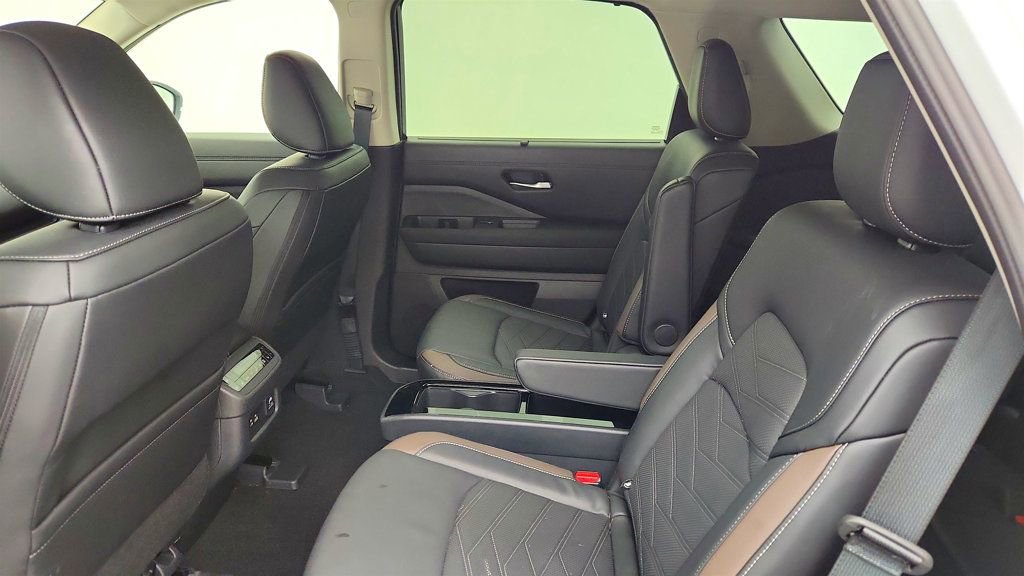 Used 2025 Nissan Pathfinder Platinum image 21