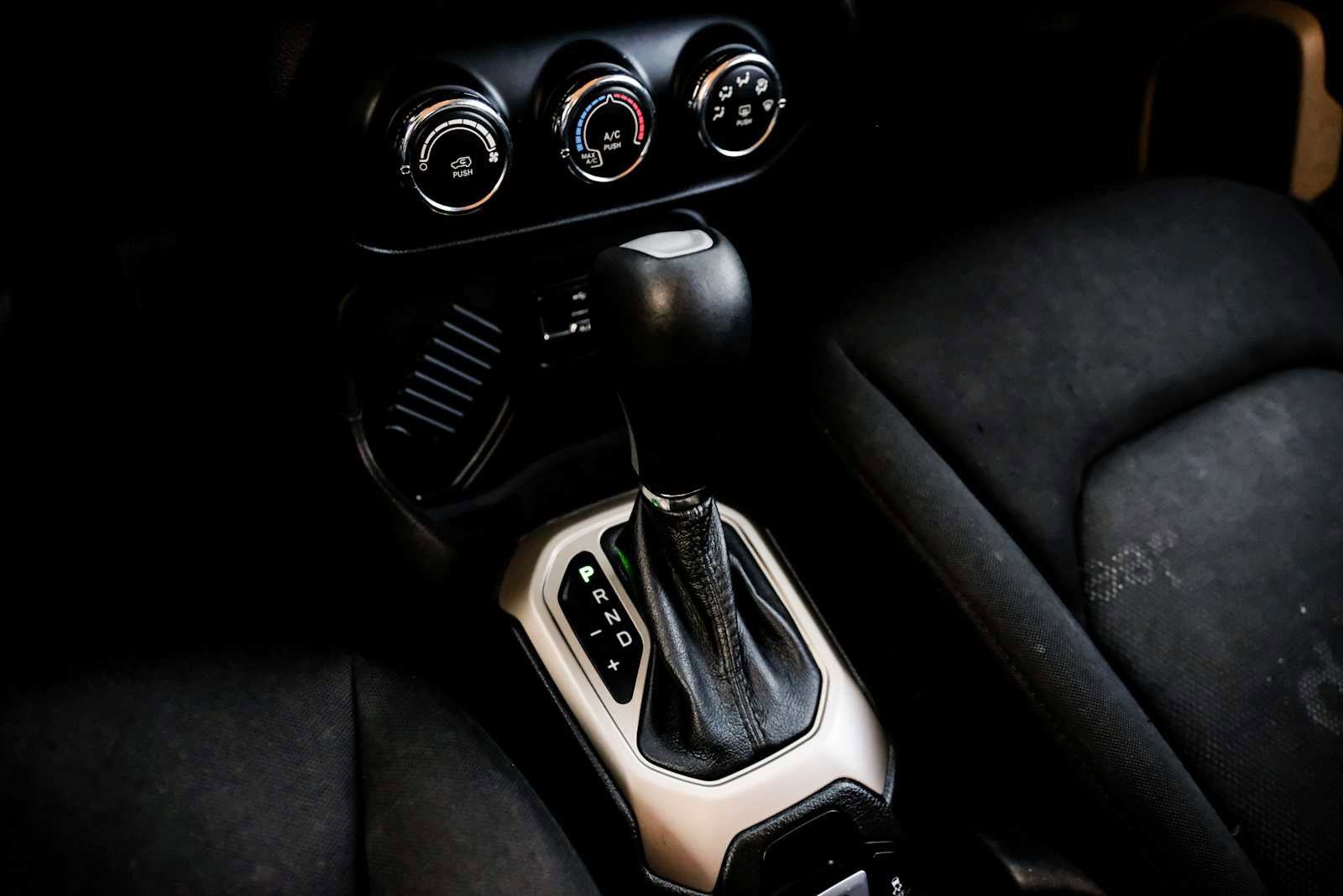 Used 2017 Jeep Renegade Latitude w/ Cold Weather Group image 19