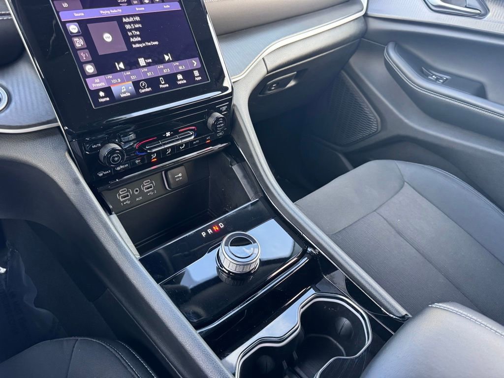 Used 2023 Jeep Grand Cherokee Laredo image 30