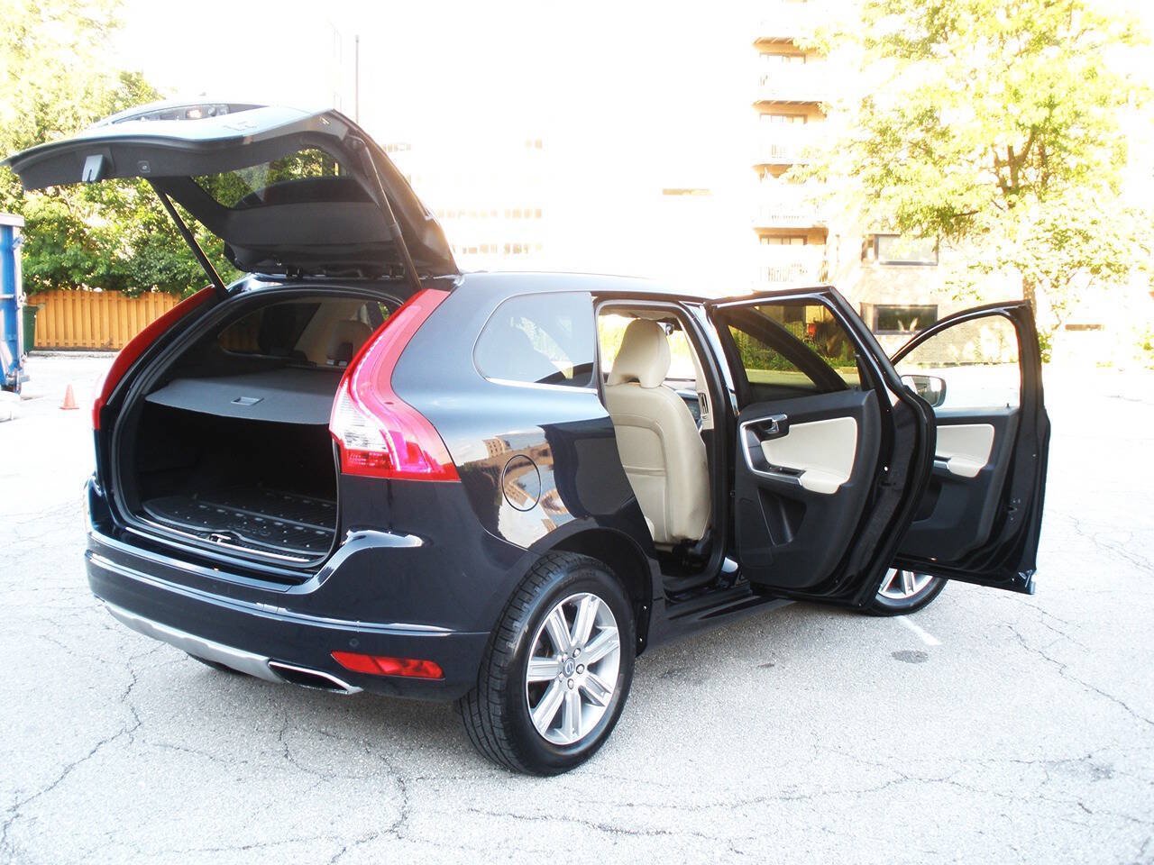 Used 2016 Volvo XC60 T6 Platinum w/ Protection Package AWD/4WD image 23