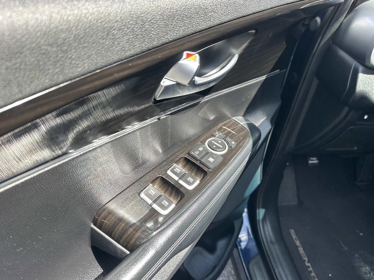 Used 2019 Kia Sorento LX FWD image 11