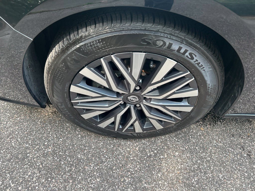 Used 2024 Nissan Altima 2.5 SV FWD image 12
