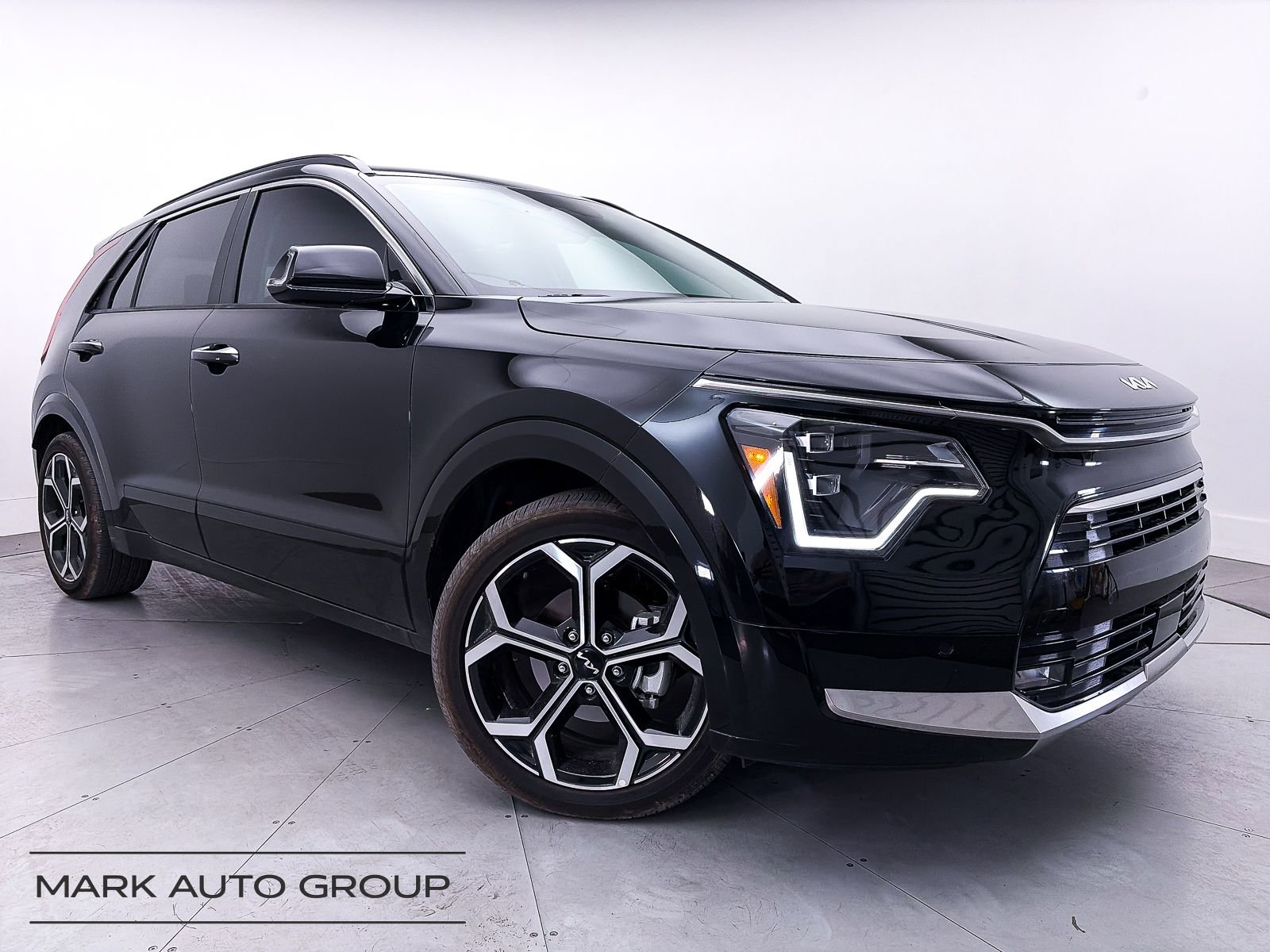 Used 2024 Kia Niro SX Touring FWD image 1