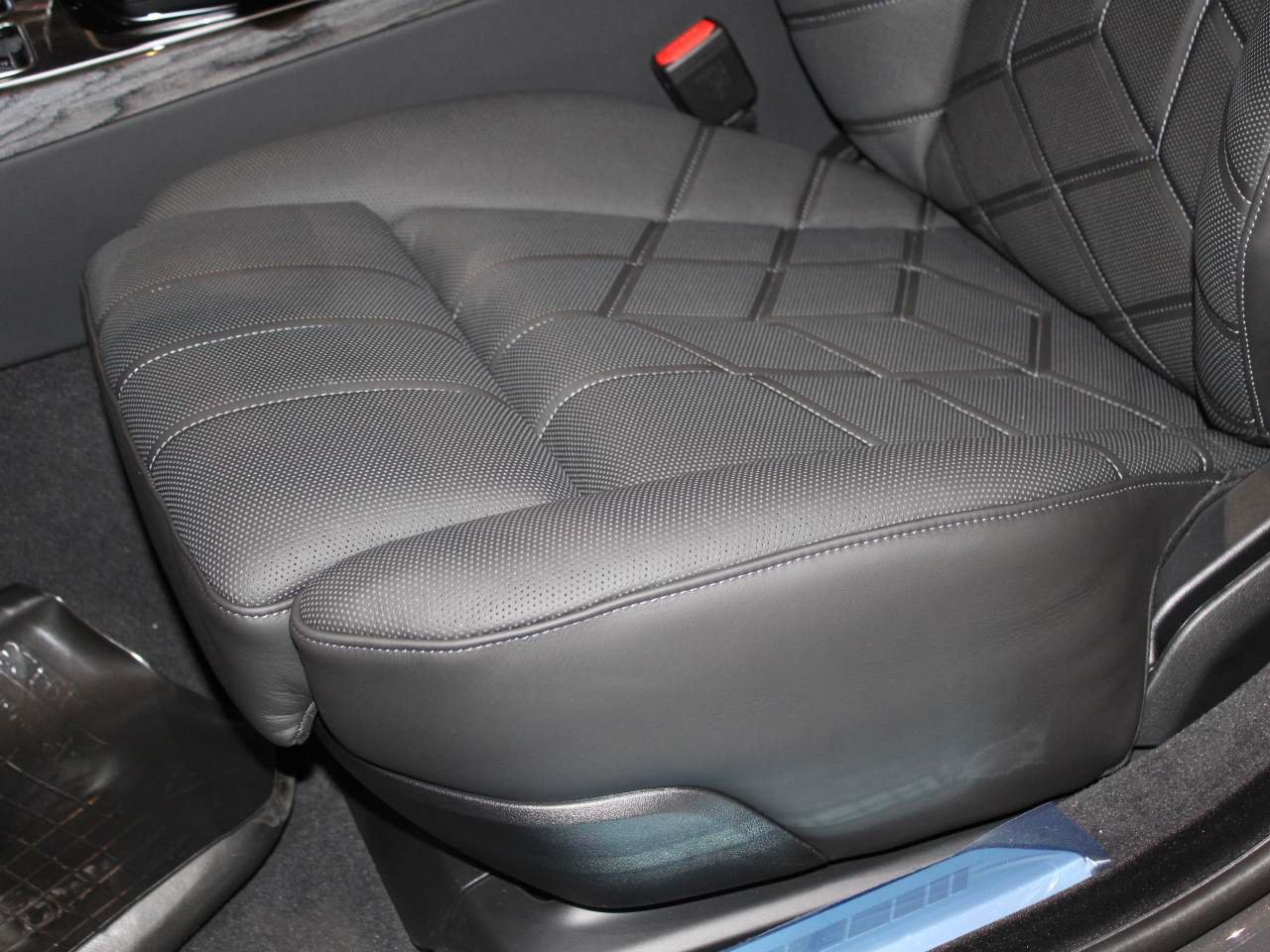 Used 2026 BMW 750e xDrive AWD/4WD image 15