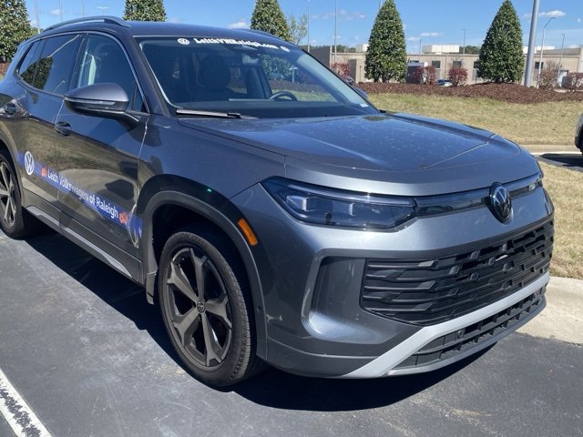 Used 2025 Volkswagen Tiguan SE