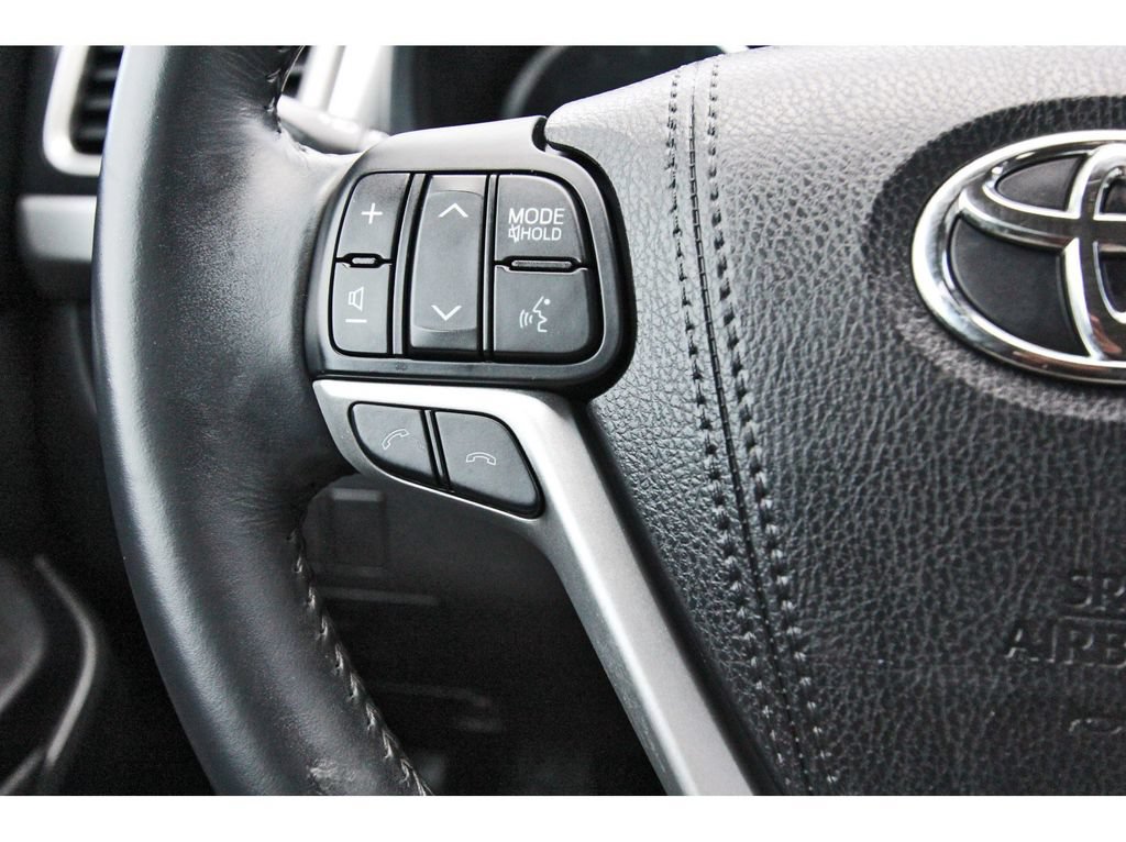 Used 2017 Toyota Highlander XLE FWD image 19