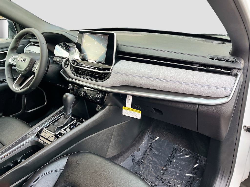 Used 2025 Jeep Compass Latitude image 28