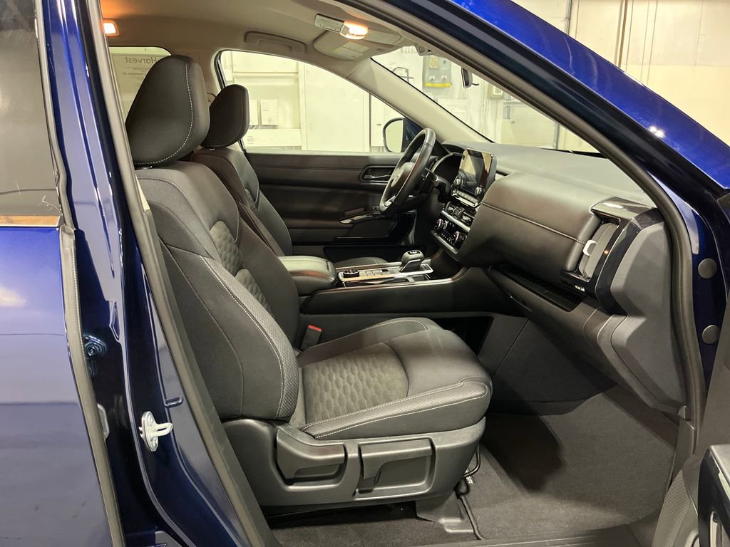 Used 2025 Nissan Pathfinder SV image 27