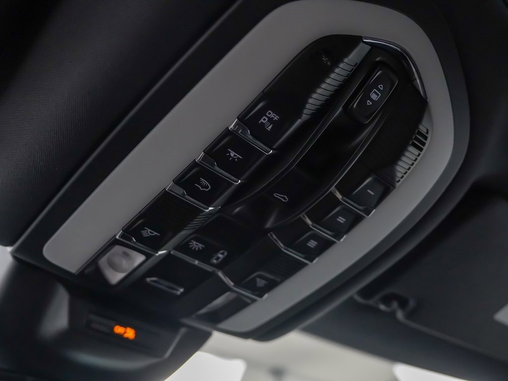 Certified 2025 Porsche Macan image 28