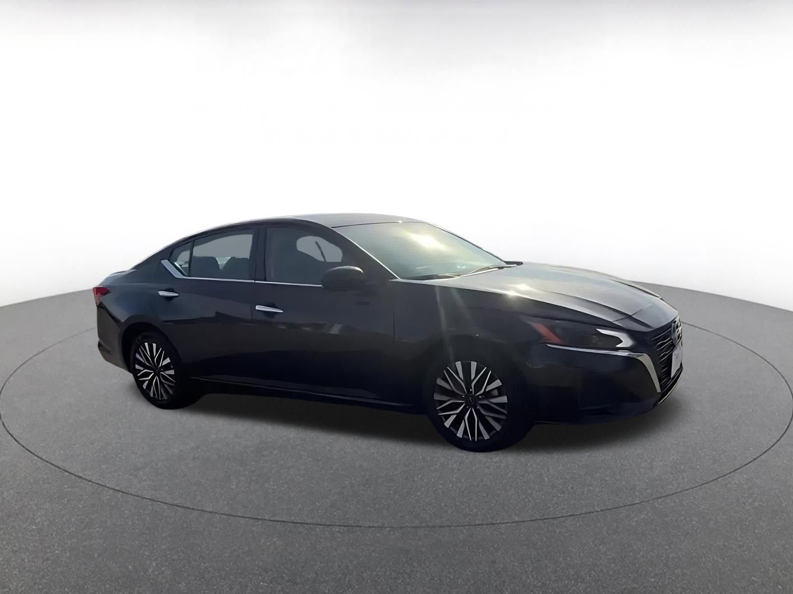 Used 2025 Nissan Altima 2.5 SV image 2