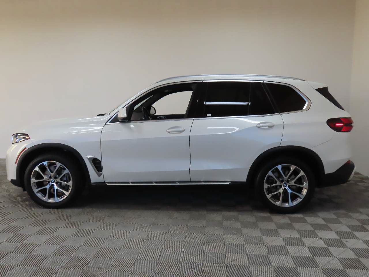 Used 2025 BMW X5 sDrive40i w/ Climate Comfort Package RWD image 5
