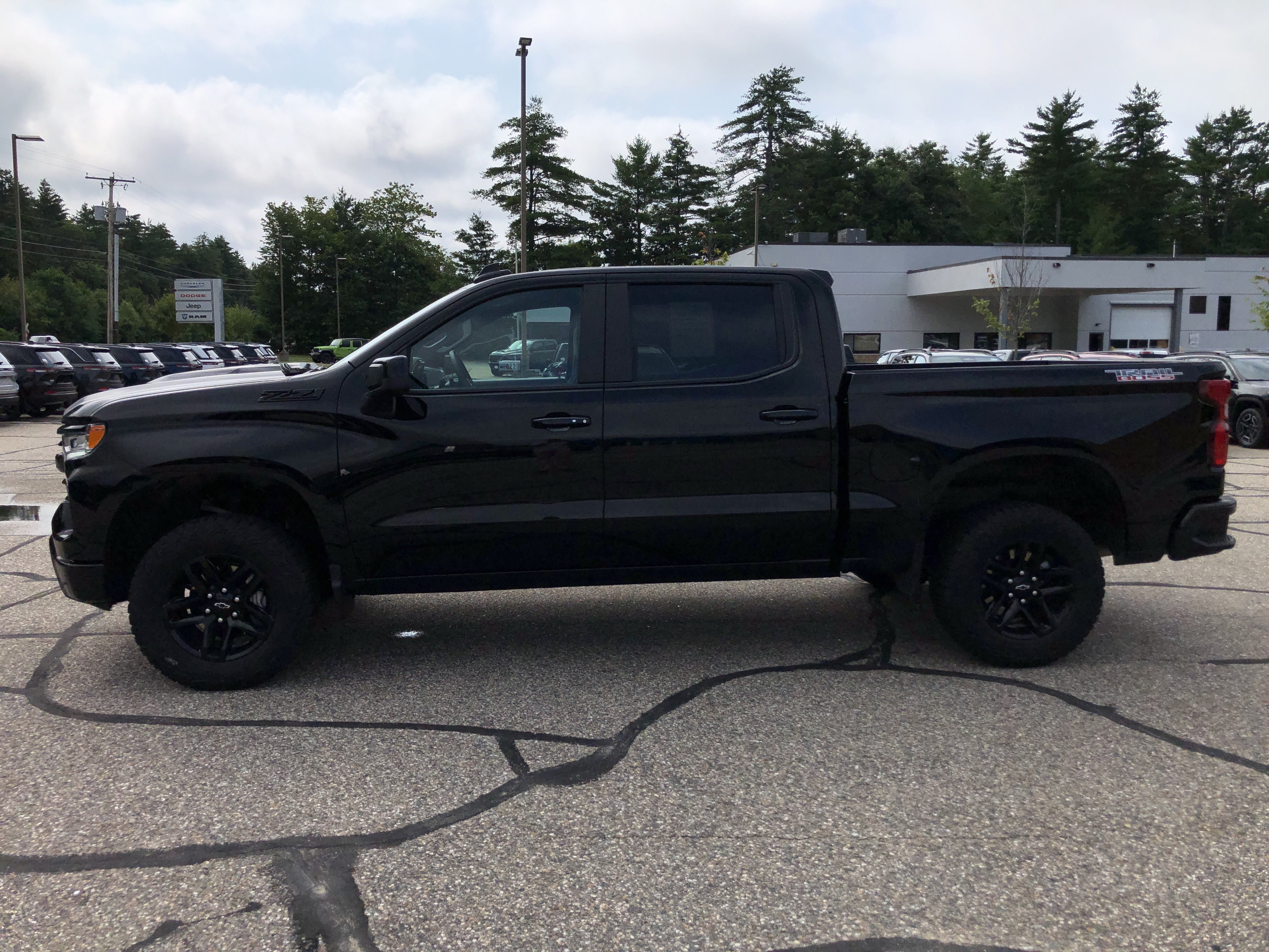 Used 2025 Chevrolet Silverado 1500 LT Trail Boss w/ Convenience Package II AWD/4WD image 6