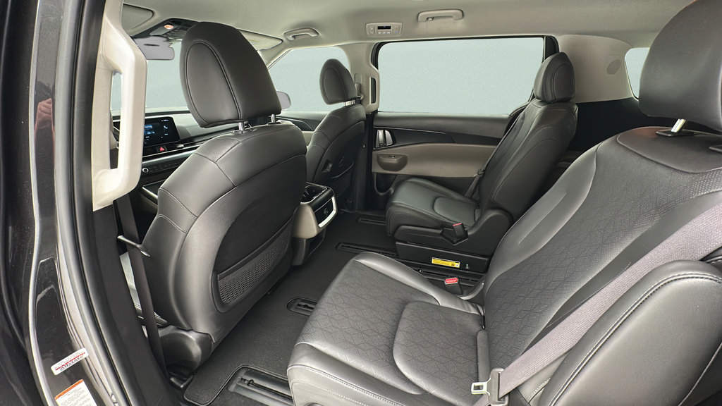 Used 2025 Kia Carnival FWD image 11