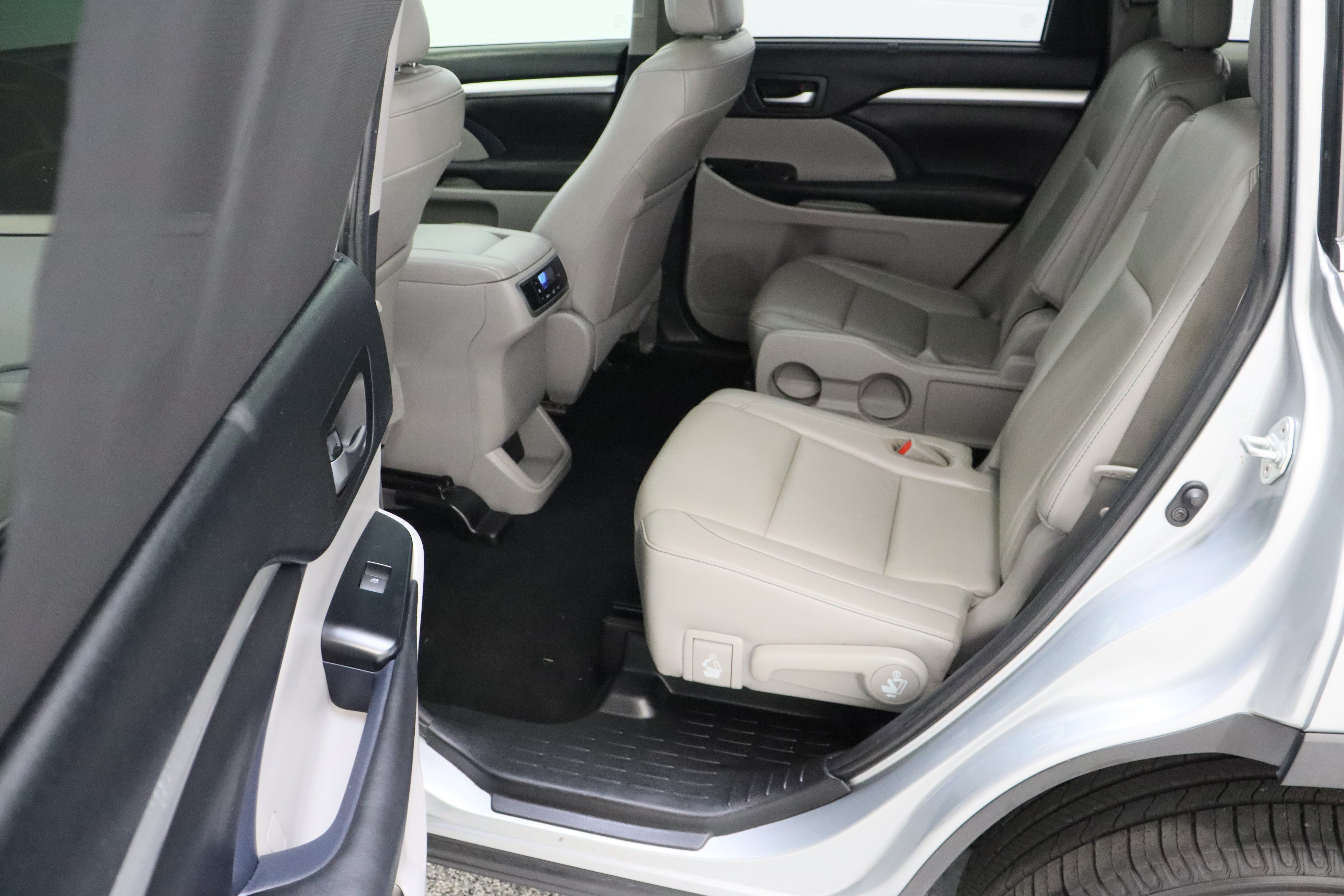 Used 2019 Toyota Highlander XLE FWD image 31
