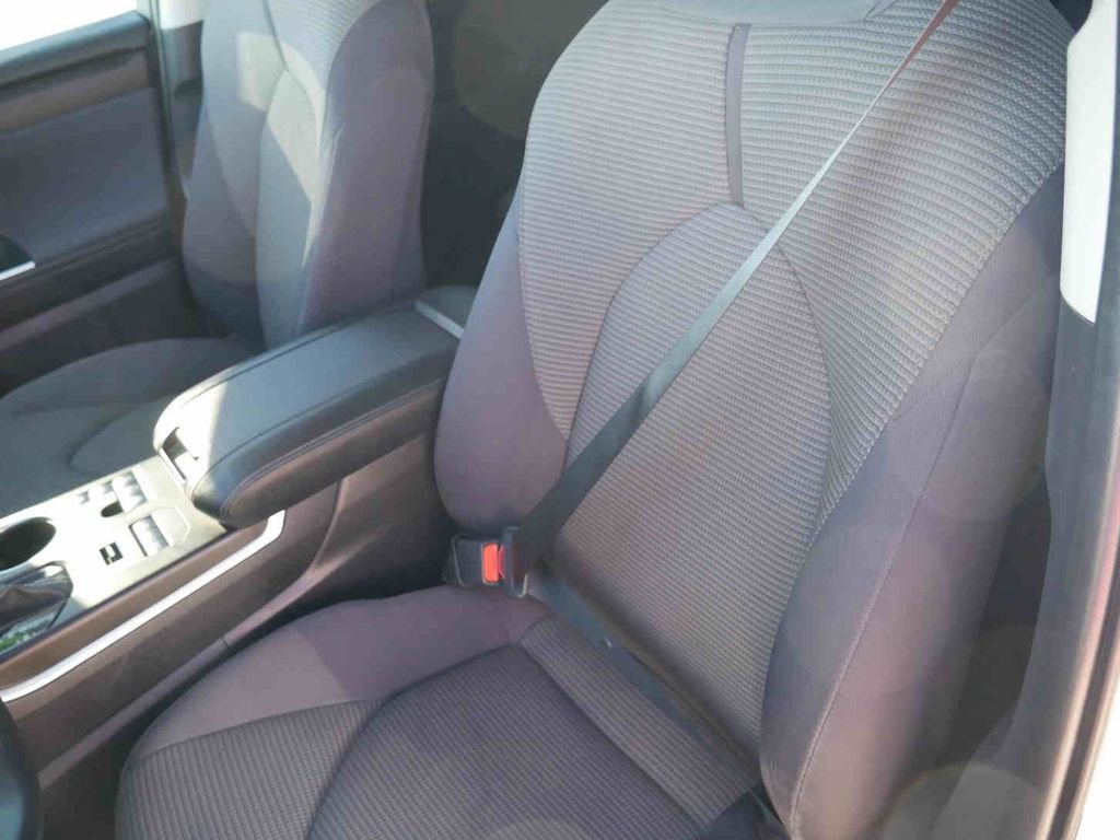 Used 2024 Toyota Highlander LE image 30