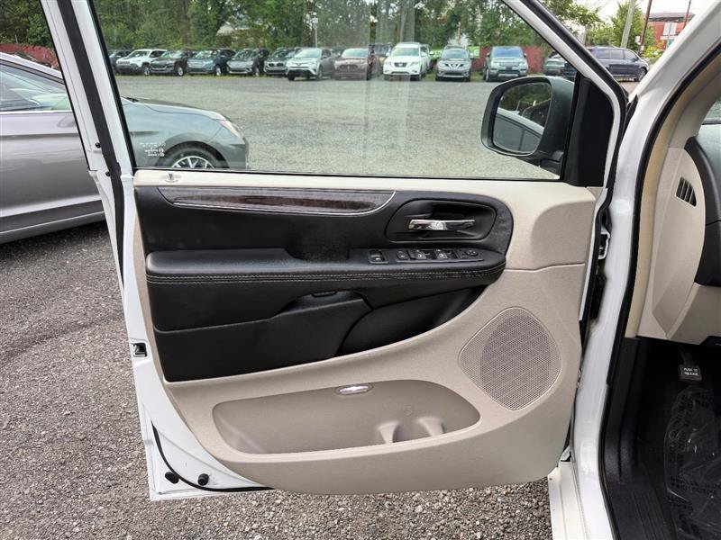 Used 2016 Chrysler Town & Country Touring FWD image 12