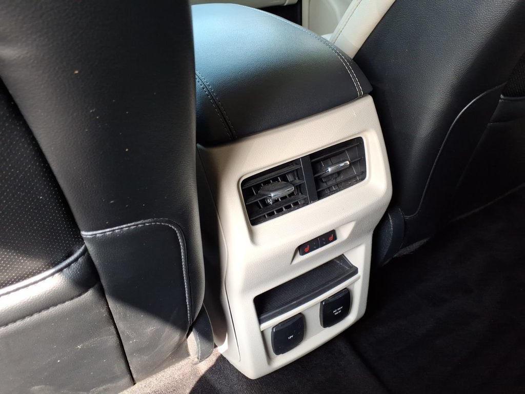 Used 2016 Ford Edge Titanium FWD image 13