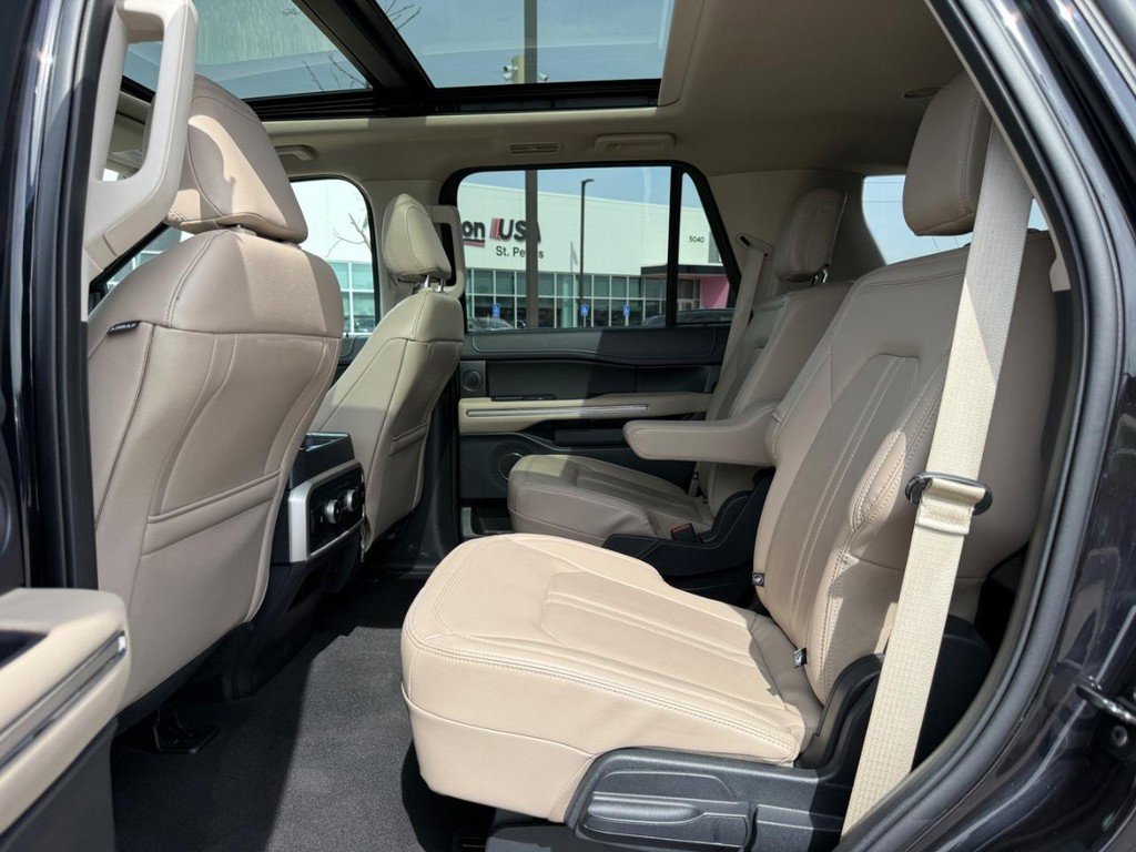 Used 2024 Ford Expedition Limited image 11