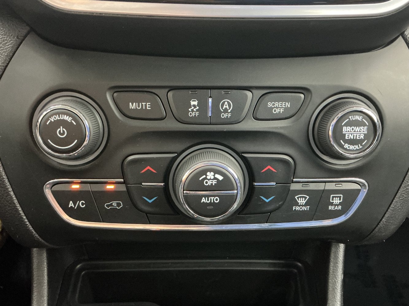 Used 2019 Jeep Cherokee Limited AWD/4WD image 35