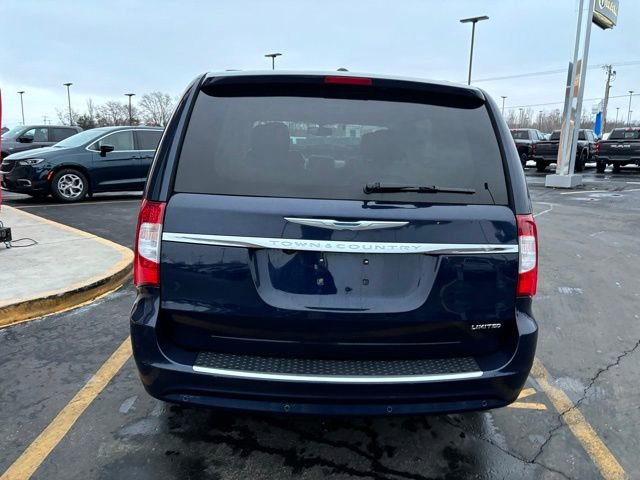 Used 2016 Chrysler Town & Country Limited image 6