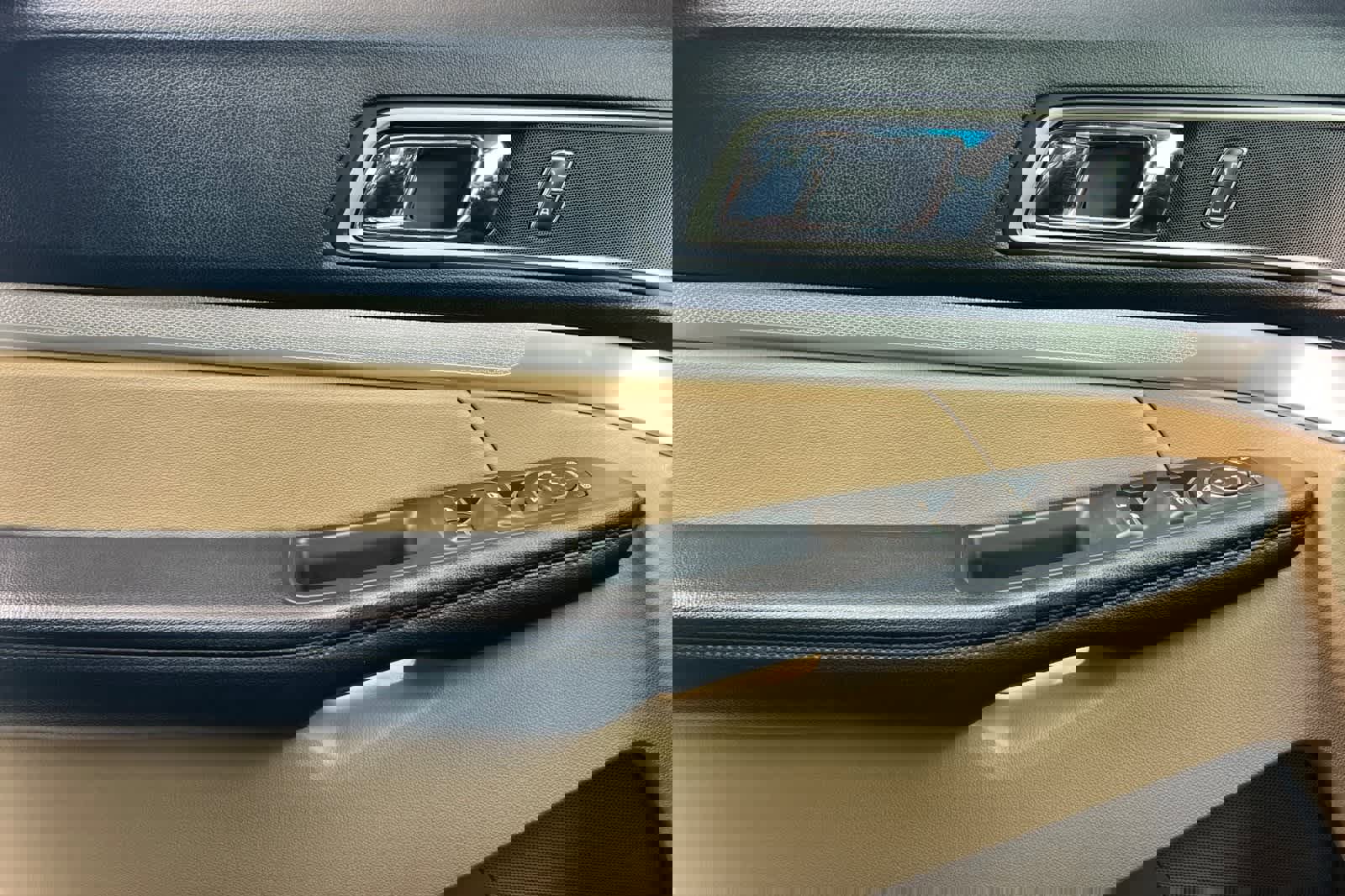 Used 2016 Ford Explorer XLT w/ Equipment Group 201A image 13