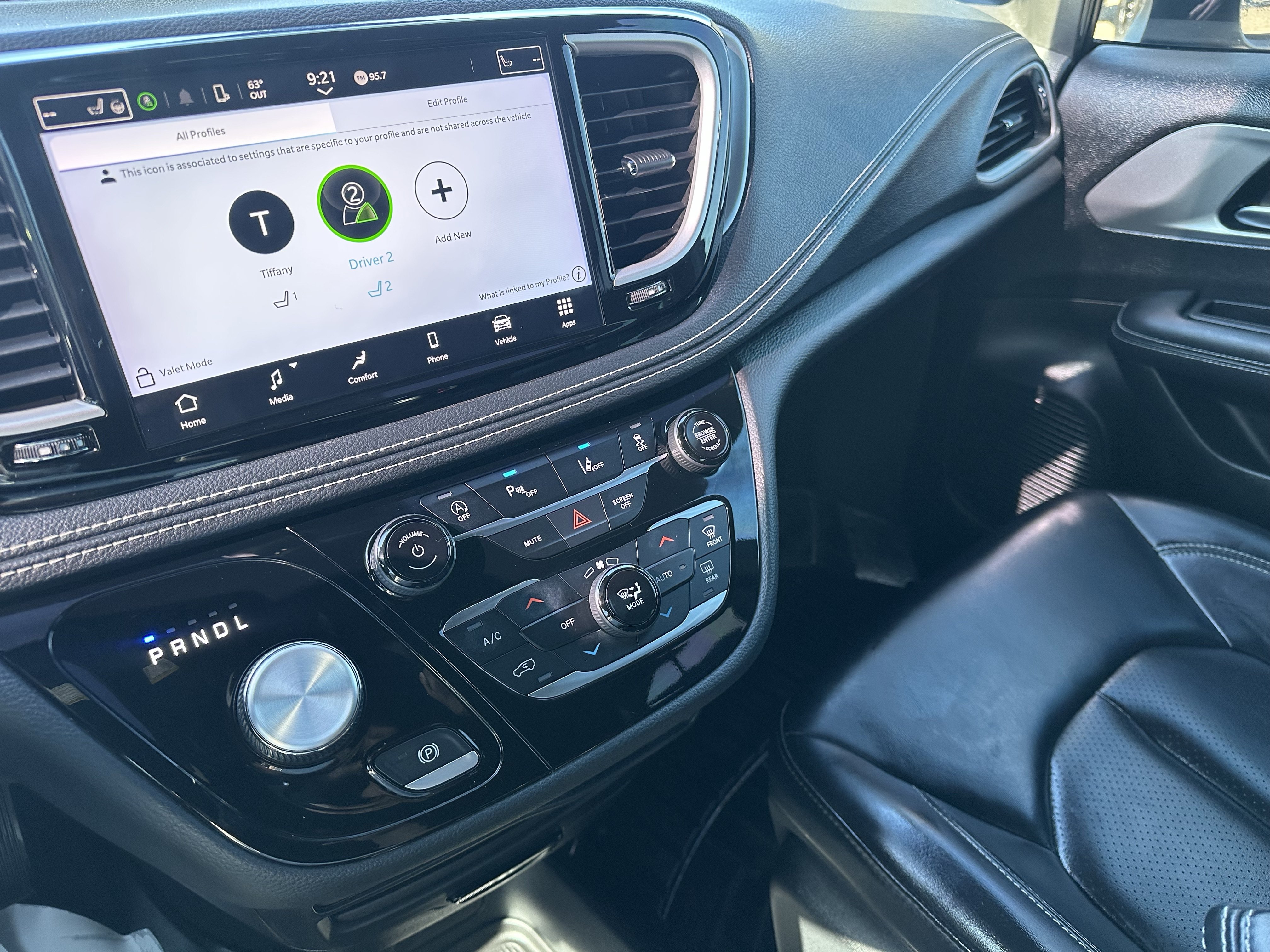 Used 2023 Chrysler Pacifica Touring-L w/ S Appearance Package FWD image 17