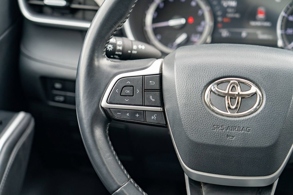 Used 2022 Toyota Highlander XLE AWD/4WD image 19