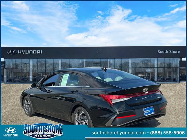Certified 2025 Hyundai Elantra Limited w/ Cargo Package FWD image 8