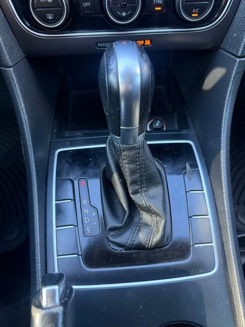 Used 2018 Volkswagen Passat 2.0T R-Line w/ R-Line Lighting Package image 25