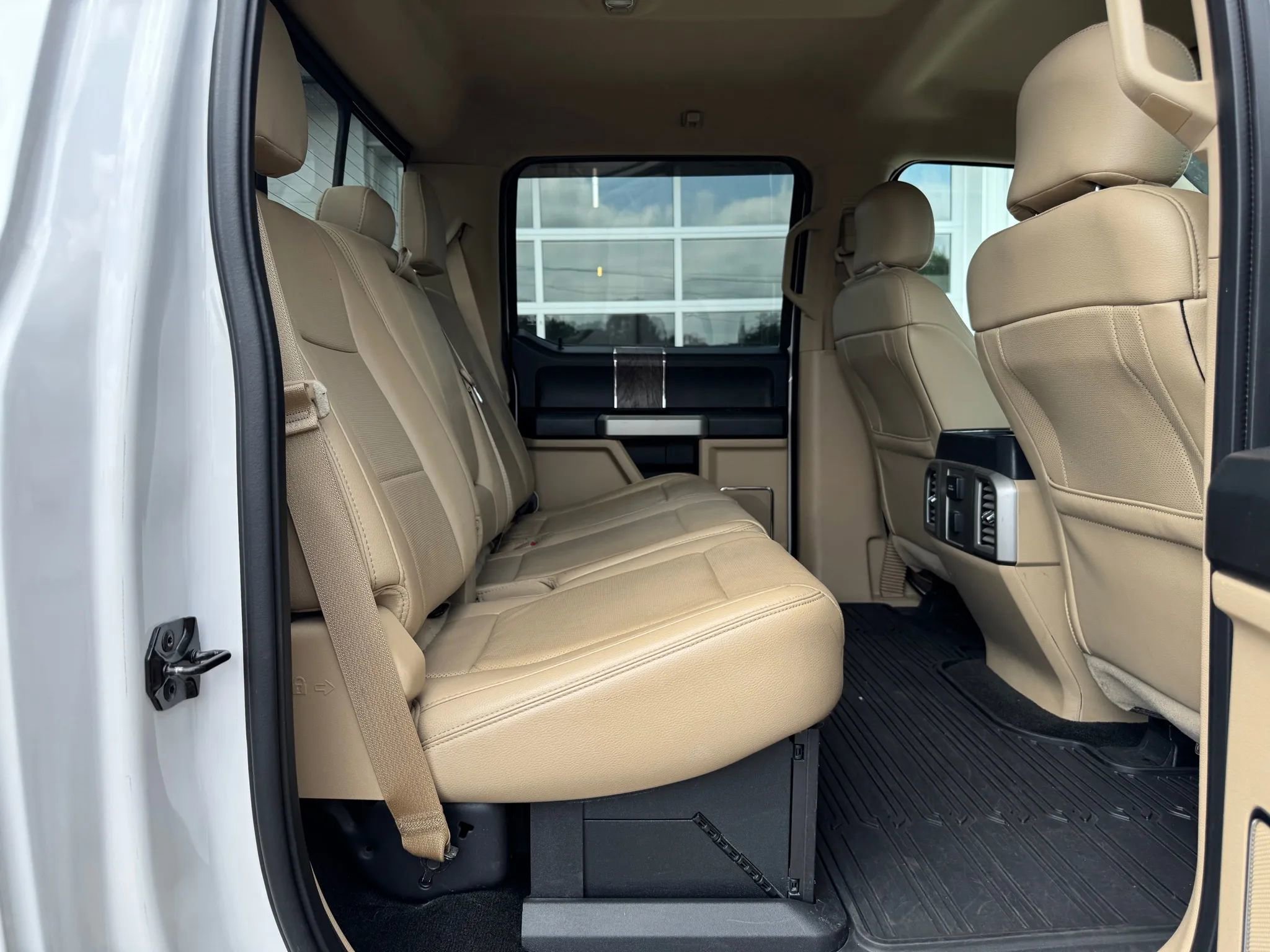 Used 2017 Ford F250 Lariat w/ Chrome Package image 9