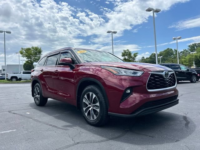 Used 2020 Toyota Highlander XLE AWD/4WD image 4
