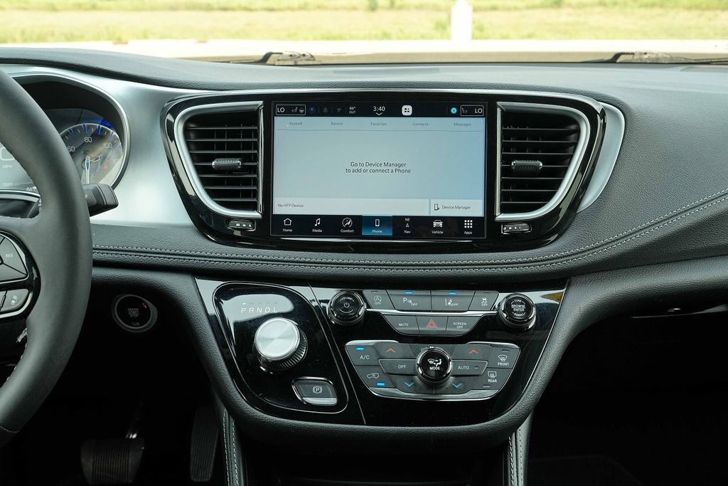 Used 2025 Chrysler Pacifica Limited FWD image 29