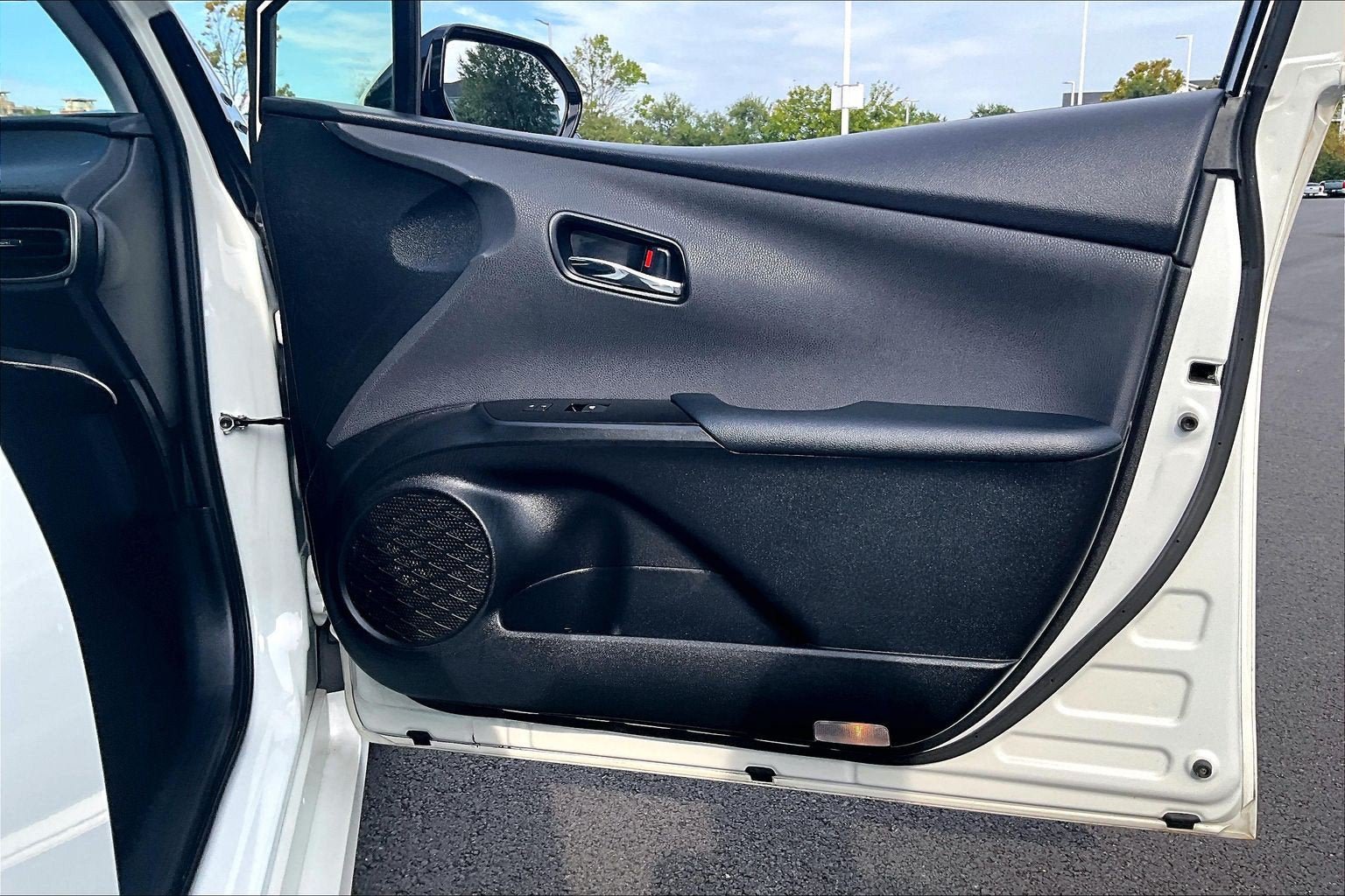 Used 2016 Toyota Prius Three w/ Advanced Technology Package FWD image 22