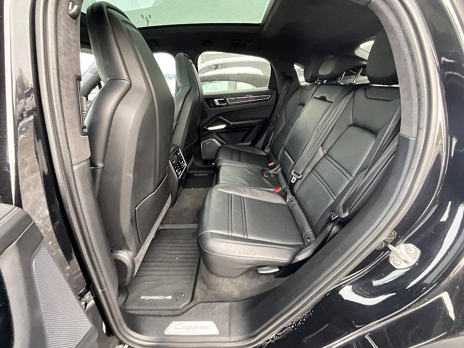 Used 2020 Porsche Cayenne Turbo S image 27