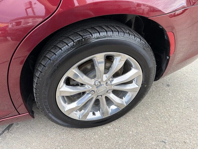 Used 2018 Chrysler 300 Touring L AWD/4WD image 11