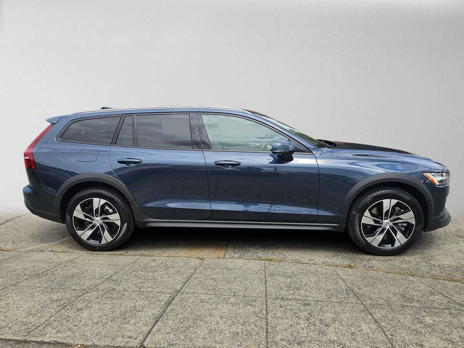 New 2026 Volvo V60 B5 Cross Country Plus w/ Climate Package AWD/4WD image 2