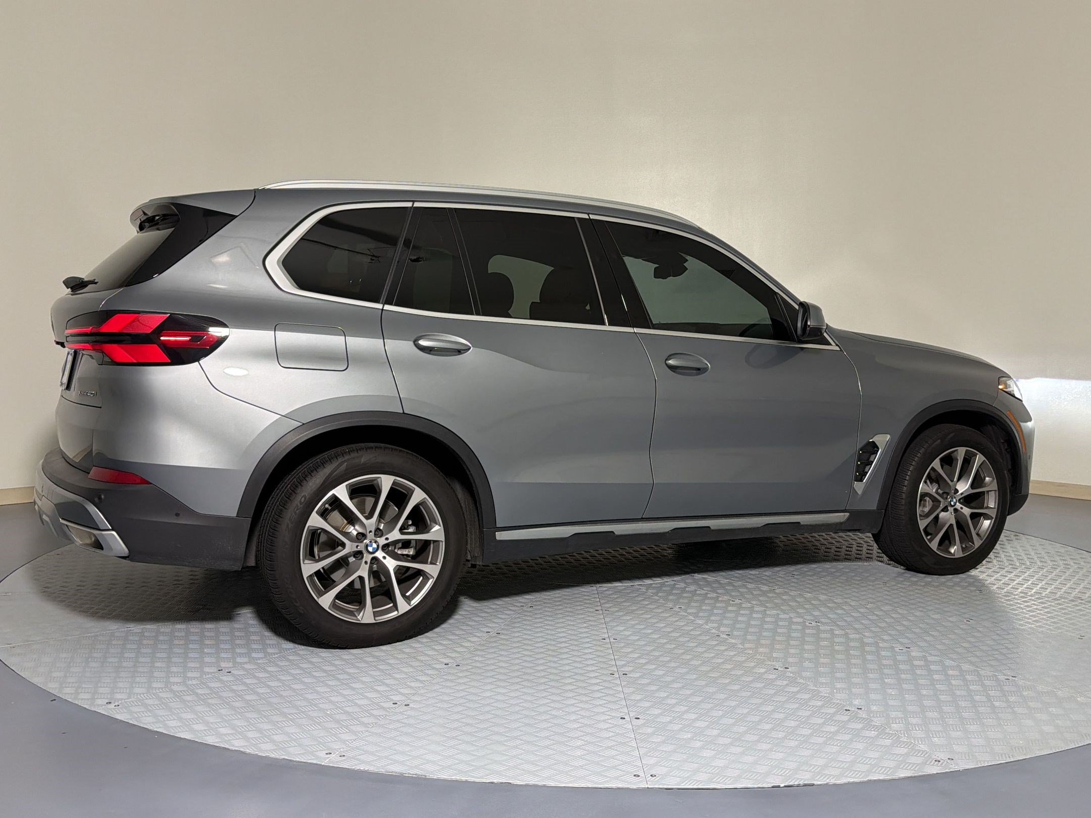 Used 2024 BMW X5 xDrive40i w/ Parking Assistance Package AWD/4WD image 9