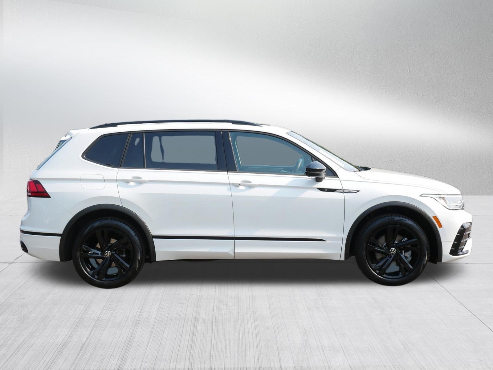Certified 2023 Volkswagen Tiguan SE R-Line AWD/4WD image 8