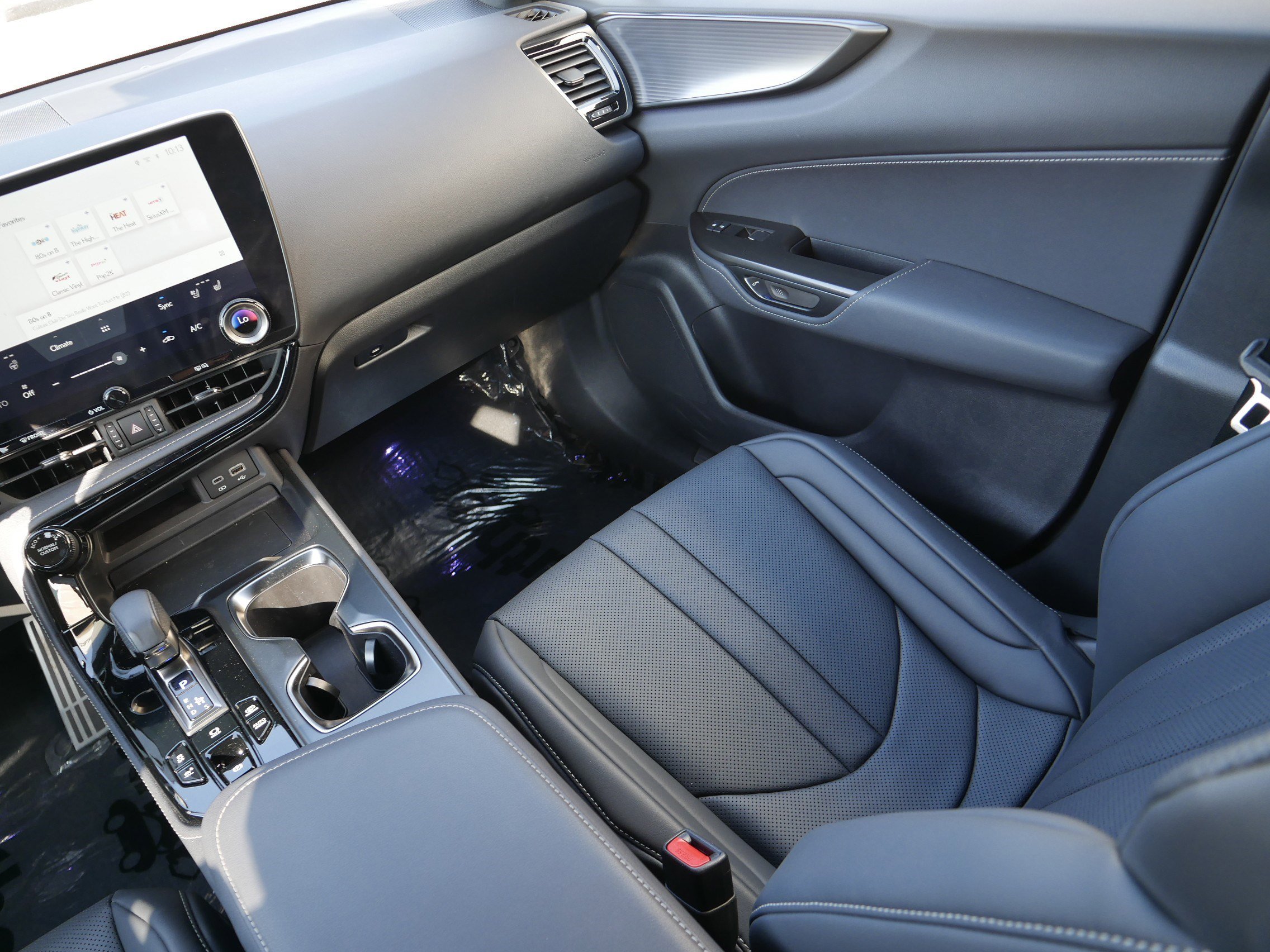 Used 2025 Lexus NX 450h+ F Sport image 11