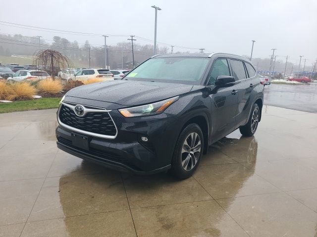 Used 2024 Toyota Highlander XLE image 3