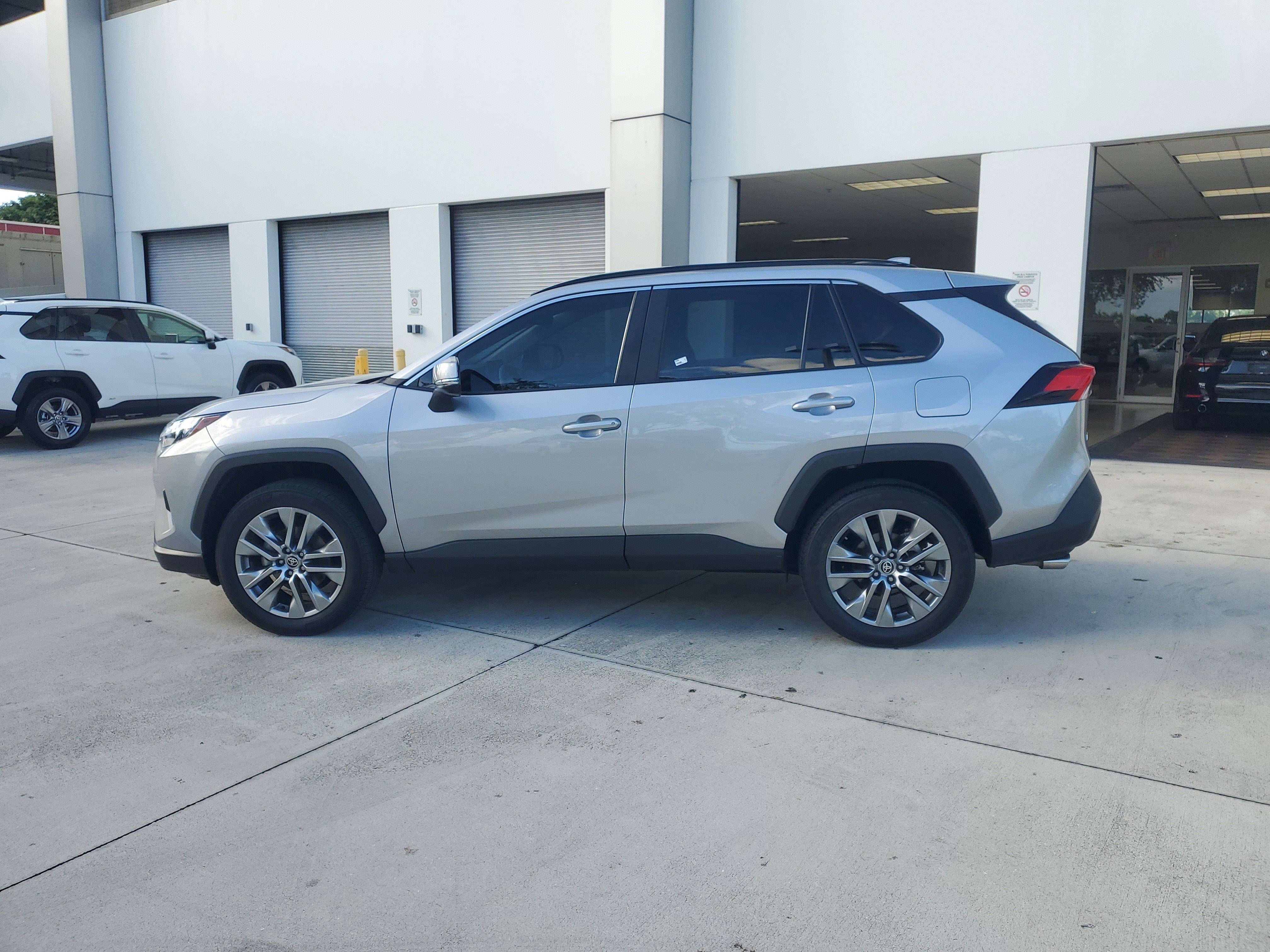 Used 2022 Toyota RAV4 XLE Premium image 7
