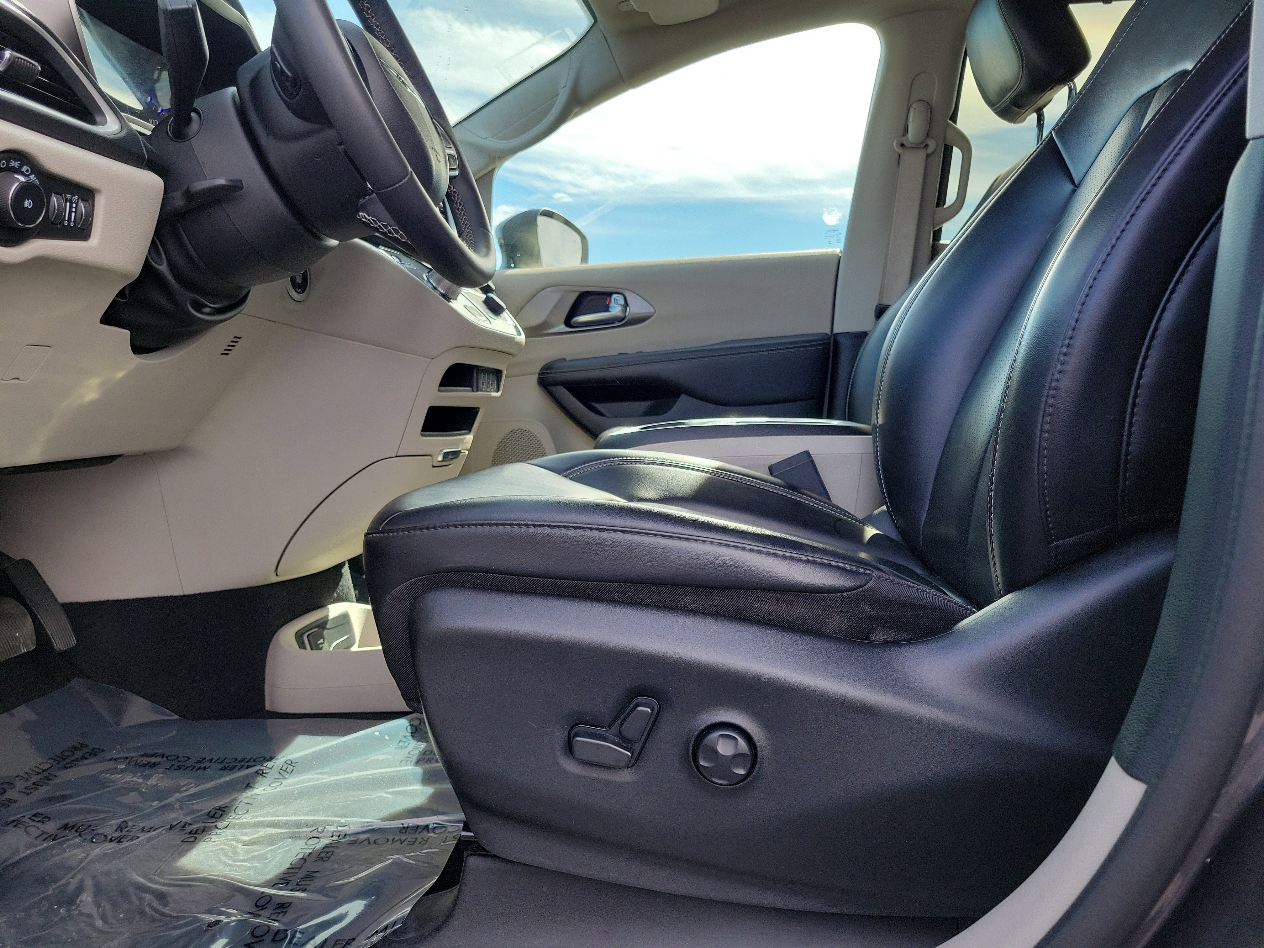 Used 2023 Chrysler Pacifica Touring-L image 16