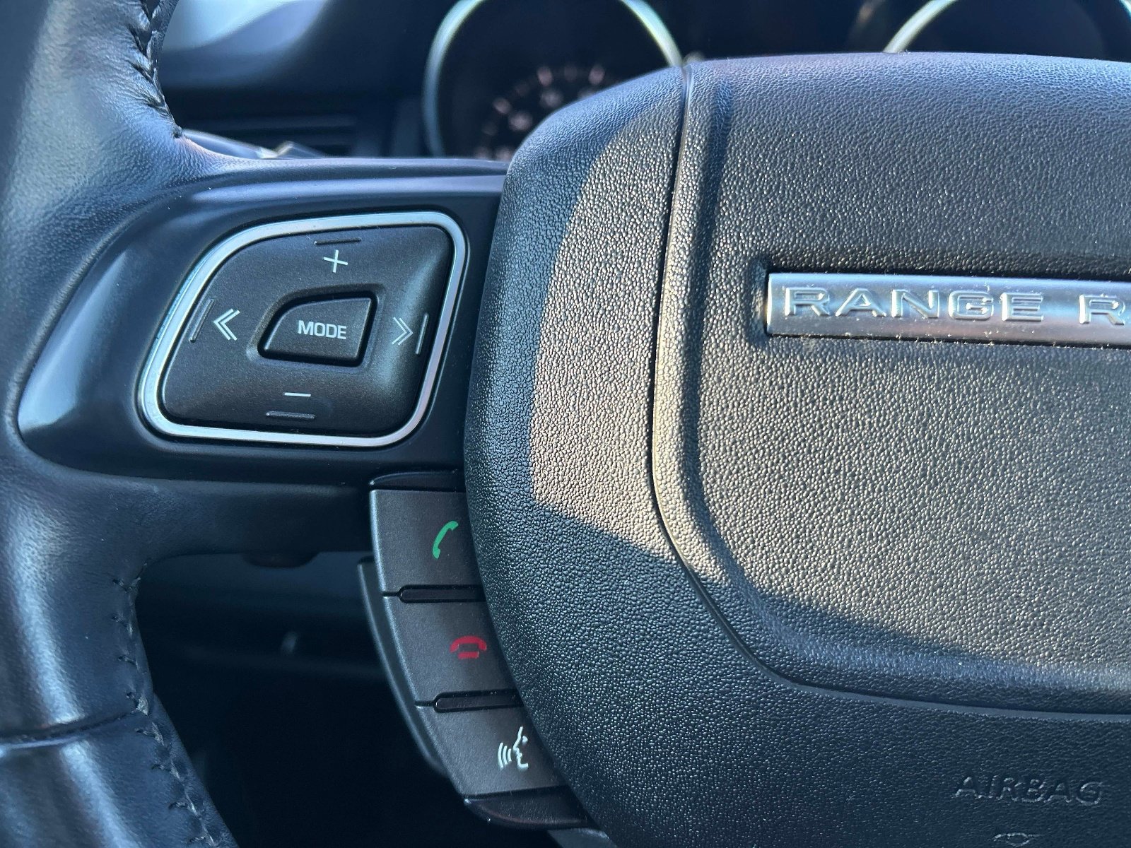 Used 2019 Land Rover Range Rover Evoque SE Premium image 25