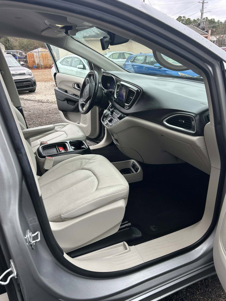 Used 2017 Chrysler Pacifica Touring-L w/ Tire & Wheel Group image 14